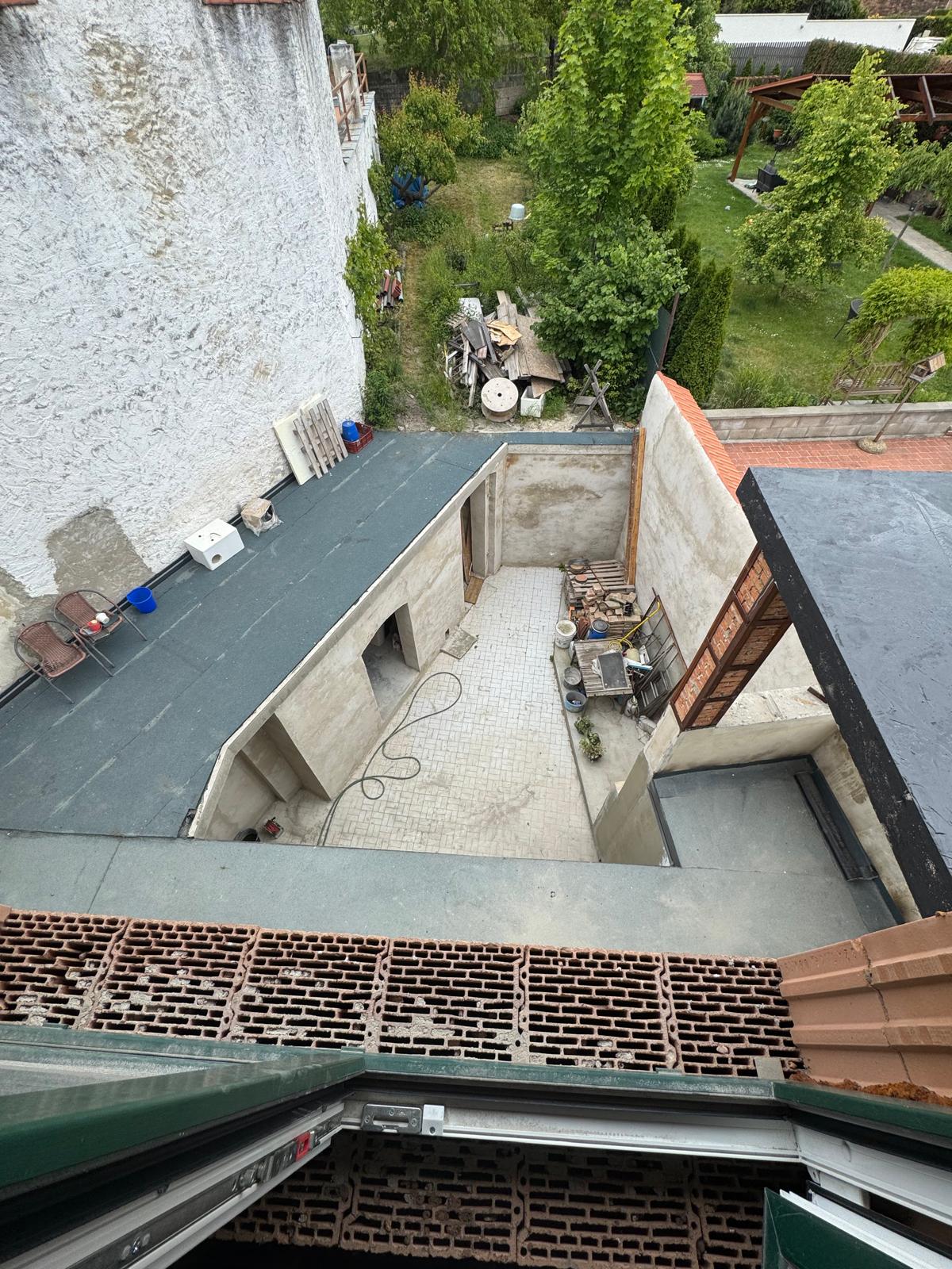 kontakt vzadu